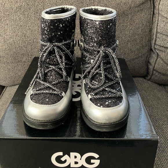 GBG BY GUESS silver/blk glitter boot - Picture 2 of 7